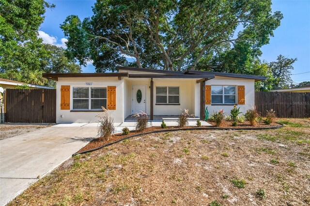 single story home with a porch