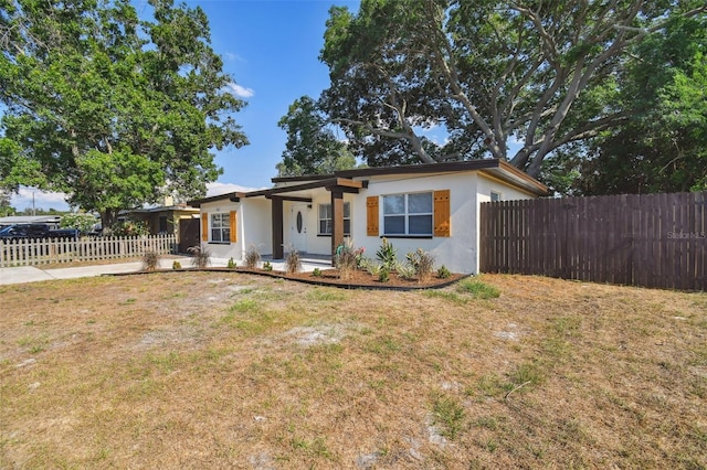 view of front of house featuring a front lawn