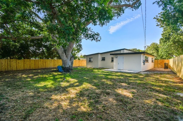 view of yard with a patio area