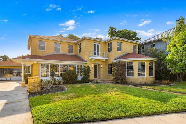 view of front of house featuring brick siding and a front lawn