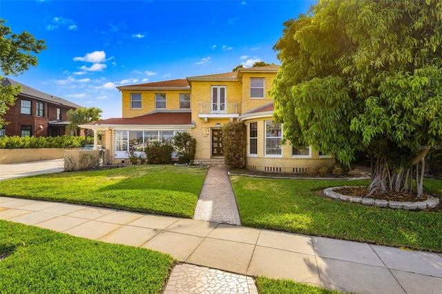 view of front of house featuring a front lawn