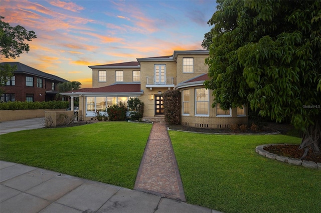 view of front facade featuring a lawn