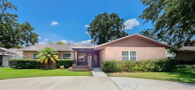 single story home featuring a front yard