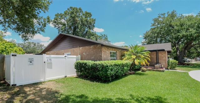 view of side of property featuring a lawn