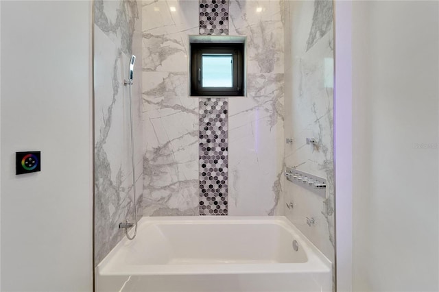 bathroom featuring tiled shower / bath combo