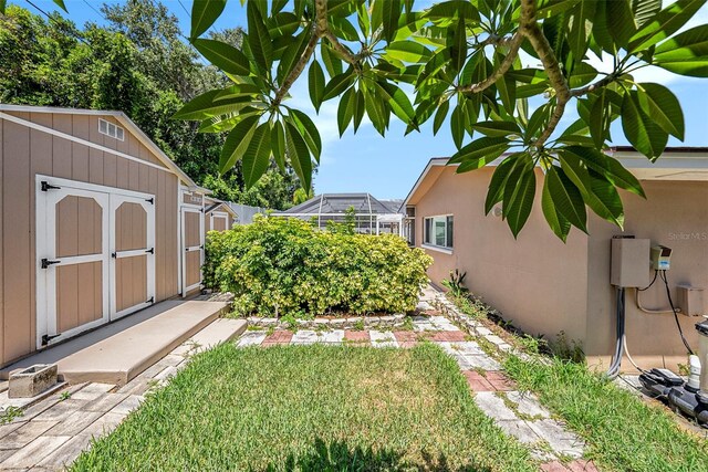 view of yard featuring a storage unit