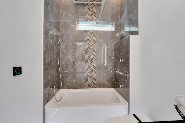 bathroom with tiled shower / bath combo