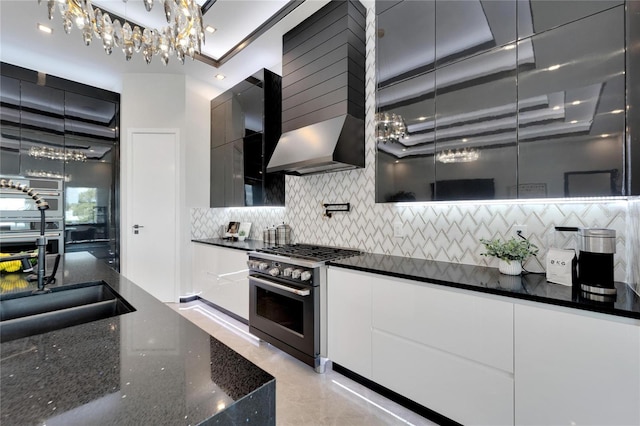 6542 Simone Shores Cir, Apollo Beach, FL 33572 - kitchen with appliances with stainless steel finishes, modern cabinets, a chandelier, and decorative backsplash