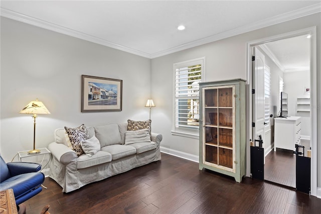 living room with baseboards, dark wood-style flooring, recessed lighting, and crown molding