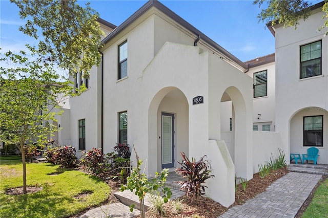 4606 W Fig St Unit 4, Tampa, FL 33609 - mediterranean / spanish home with stucco siding and a front lawn