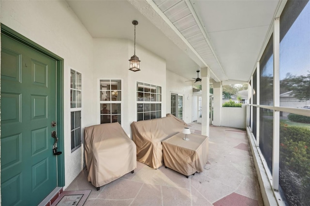 sunroom with ceiling fan