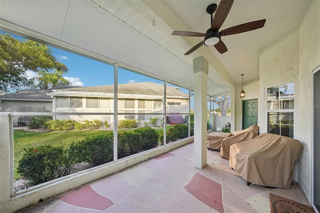 sunroom with ceiling fan