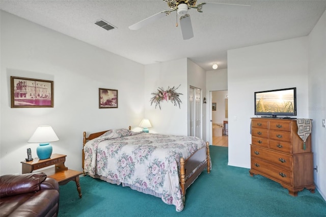 bedroom featuring carpet, a textured ceiling, connected bathroom, and ceiling fan