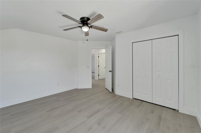 unfurnished bedroom with light wood-type flooring, a closet, and ceiling fan