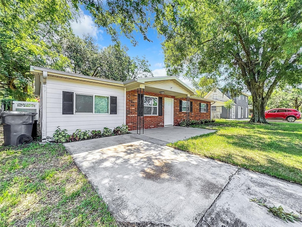 single story home with a front yard