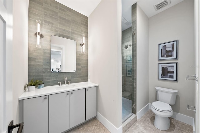 bathroom featuring a shower with shower door, backsplash, vanity, and toilet