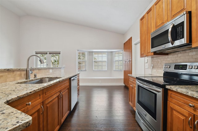 kitchen with tasteful backsplash, stainless steel appliances, vaulted ceiling, dark wood-type flooring, and sink