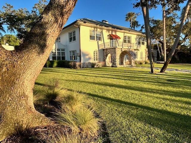 view of front facade with a front lawn