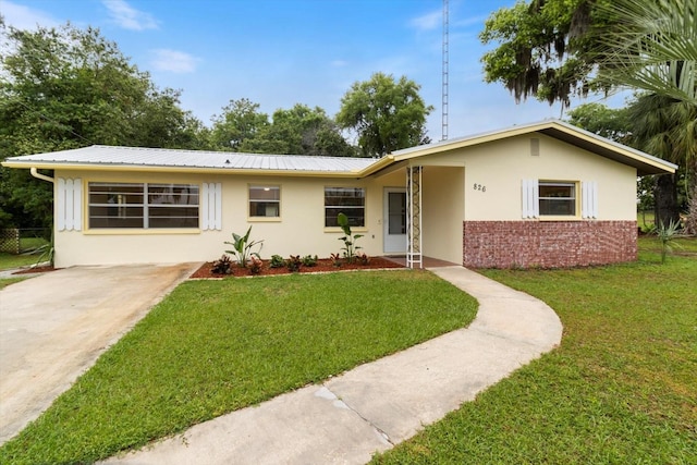 ranch-style house featuring a front lawn