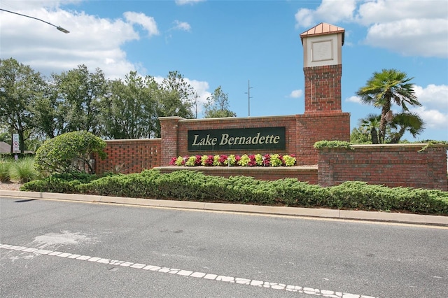 view of community / neighborhood sign