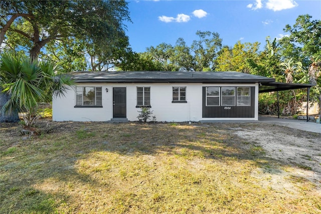 view of front of home featuring a front yard and a carport