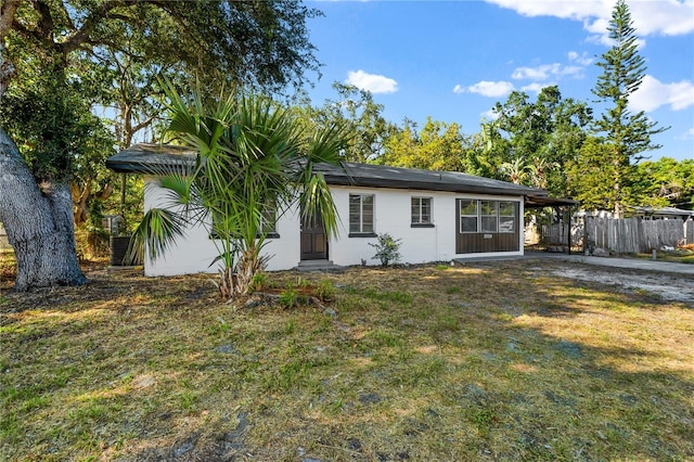 view of front facade featuring a front yard