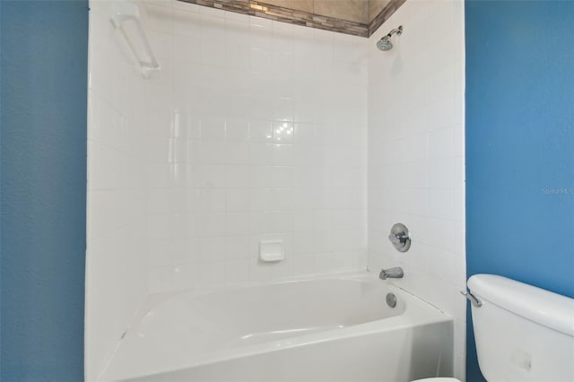 bathroom with tiled shower / bath and toilet