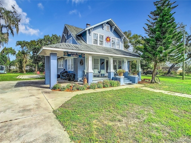 view of front of property featuring a front lawn and covered porch