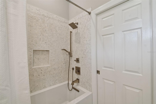 bathroom with tiled shower / bath combo