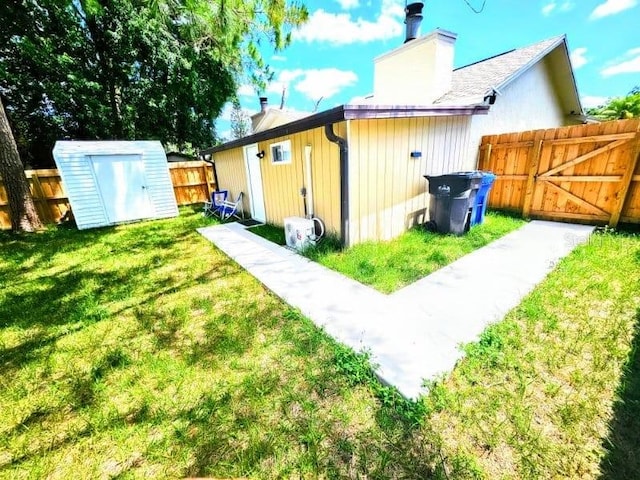 view of yard featuring a storage unit