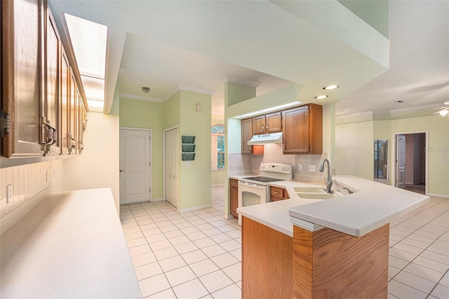 kitchen featuring sink, white range with electric stovetop, kitchen peninsula, a breakfast bar area, and light tile patterned flooring