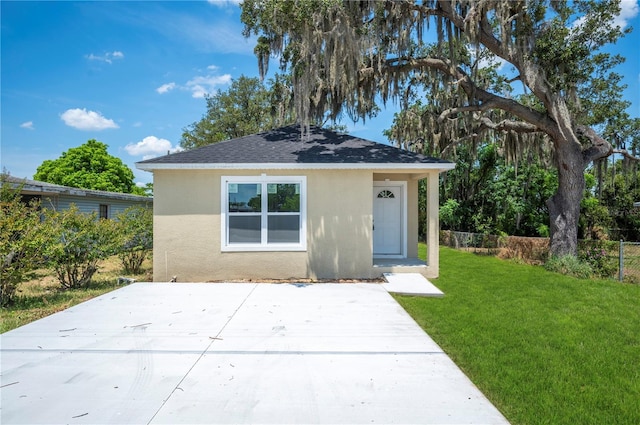 view of front of house with a front yard