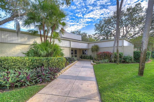 view of front of property featuring a front yard