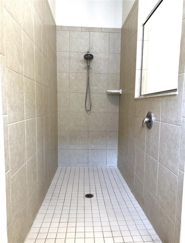 bathroom featuring a tile shower