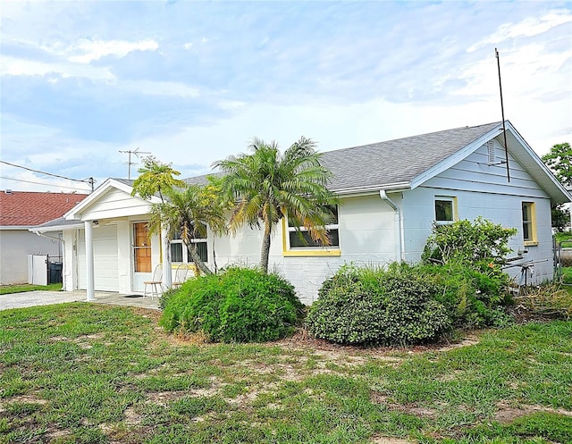 ranch-style home featuring a front lawn and a garage