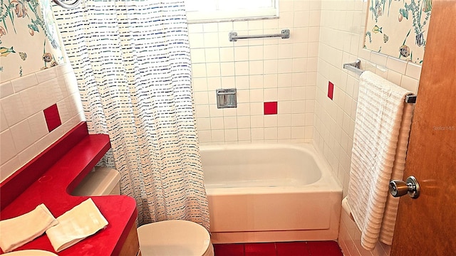 bathroom with toilet and tiled shower / bath