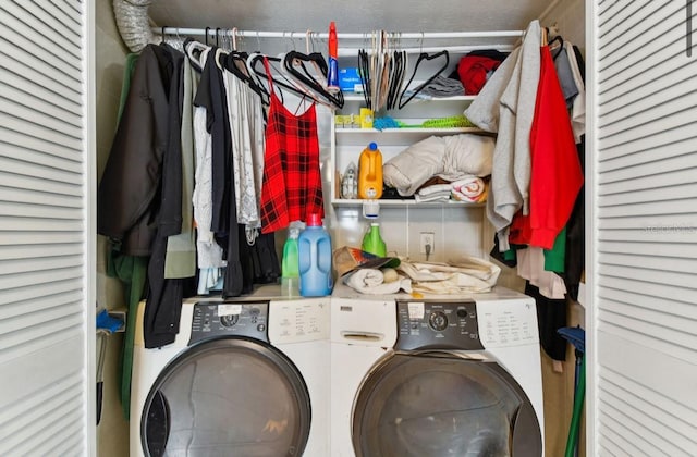 laundry room featuring independent washer and dryer and a textured ceiling