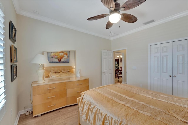 2628 River Bend Dr, Ruskin, FL 33570 - bedroom featuring light wood-type flooring, a closet, crown molding, and ceiling fan