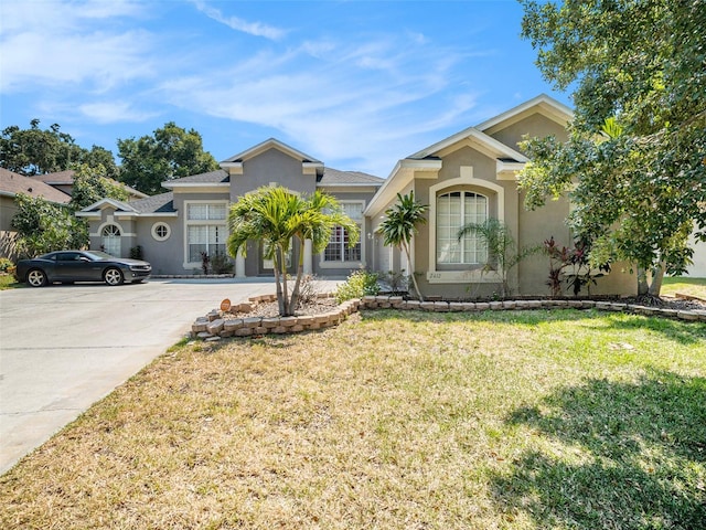 view of front of house featuring a front lawn