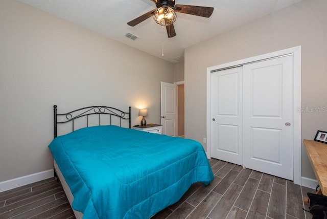 bedroom featuring dark hardwood / wood-style floors, ceiling fan, and a closet