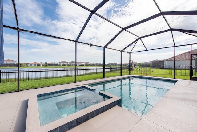 view of pool featuring an in ground hot tub, a lanai, a patio area, and a lawn