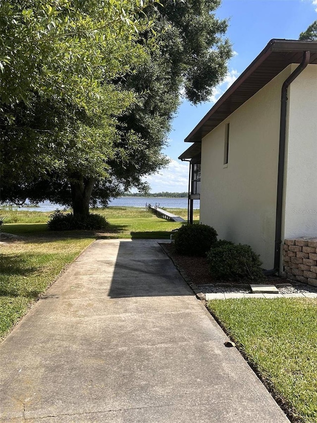 view of yard featuring a water view