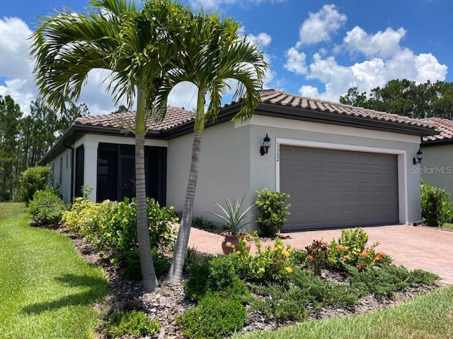 view of front of home featuring a garage and a front yard