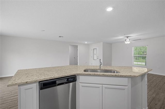 kitchen with dishwasher, a kitchen island with sink, hardwood / wood-style floors, sink, and white cabinets