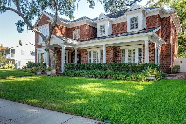 view of front facade with a front yard