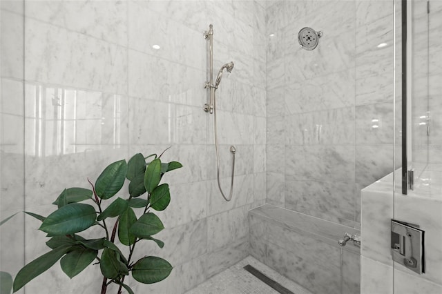 bathroom featuring a tile shower