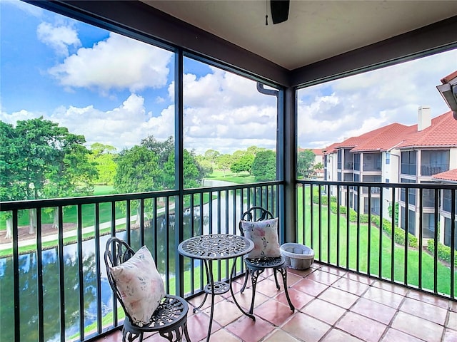 sunroom featuring ceiling fan