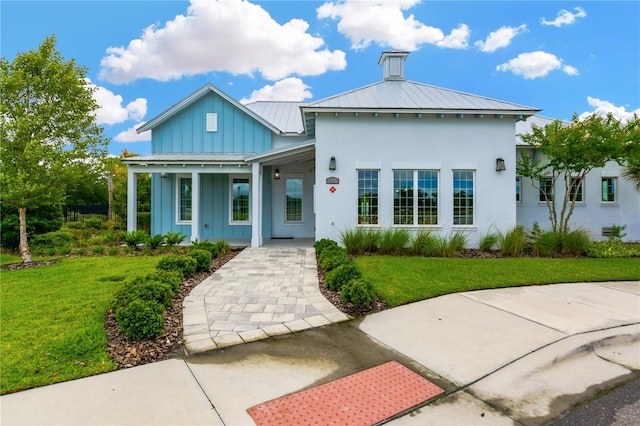 view of front of house featuring a front lawn