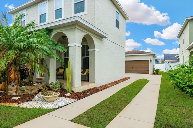 view of front of house featuring a front lawn