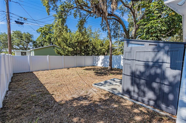 view of yard featuring a storage shed